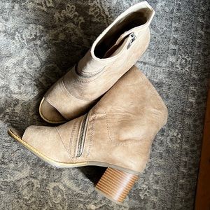 White Mountain Dara peep toe booties EUC